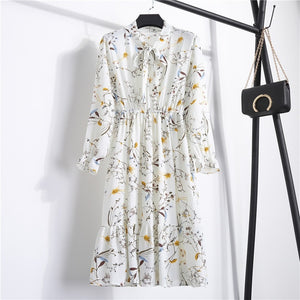 <tc>Vestido midi con manga blusón y delicado adorno floral</tc>